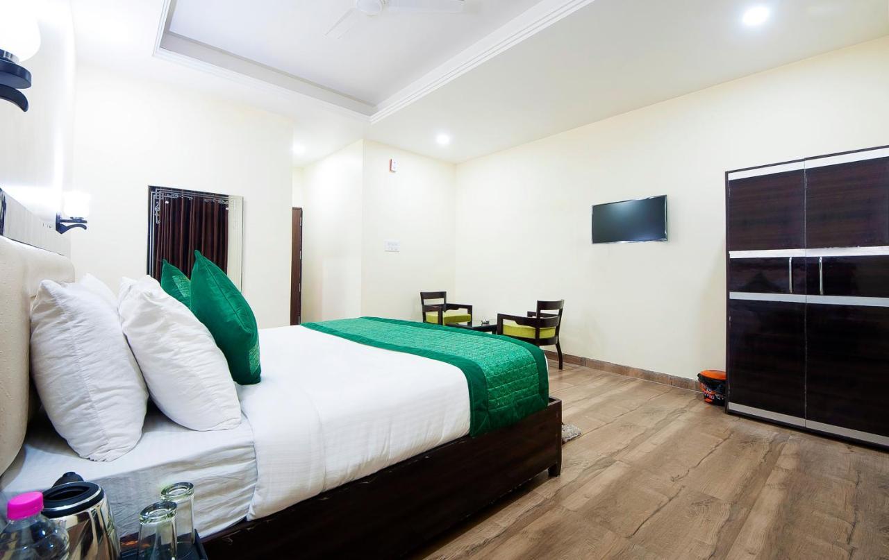 The Alpino Hotel New Delhi Exteriör bild