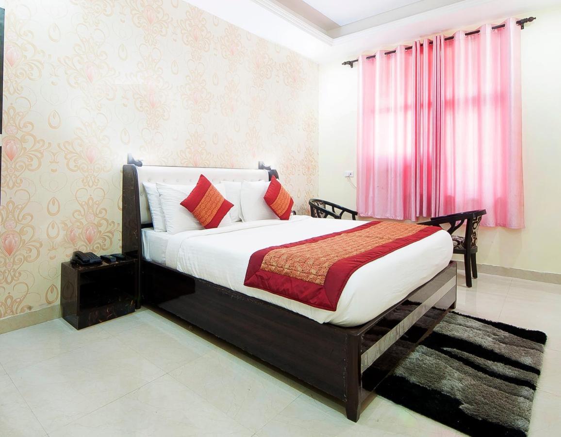 The Alpino Hotel New Delhi Exteriör bild