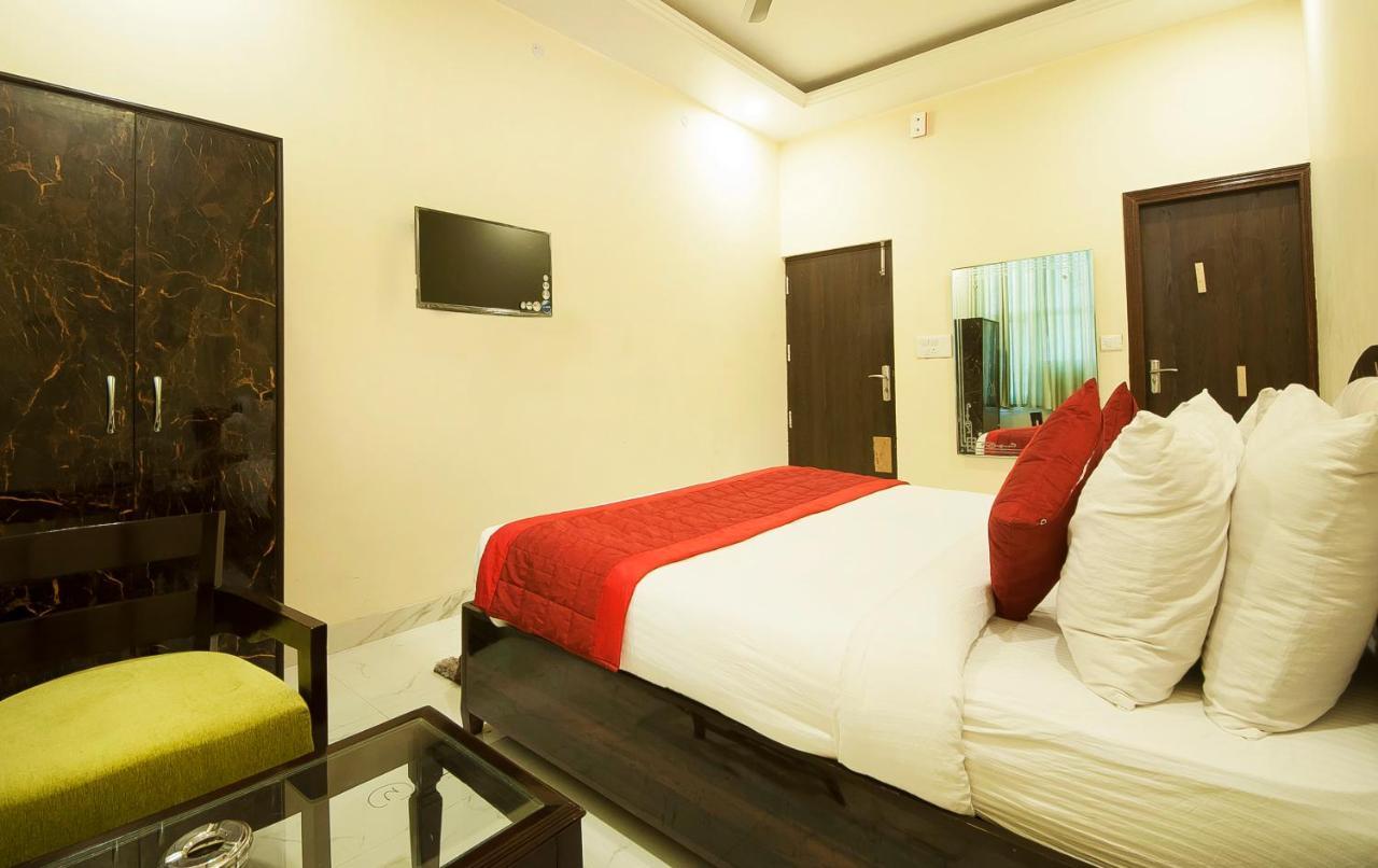The Alpino Hotel New Delhi Exteriör bild