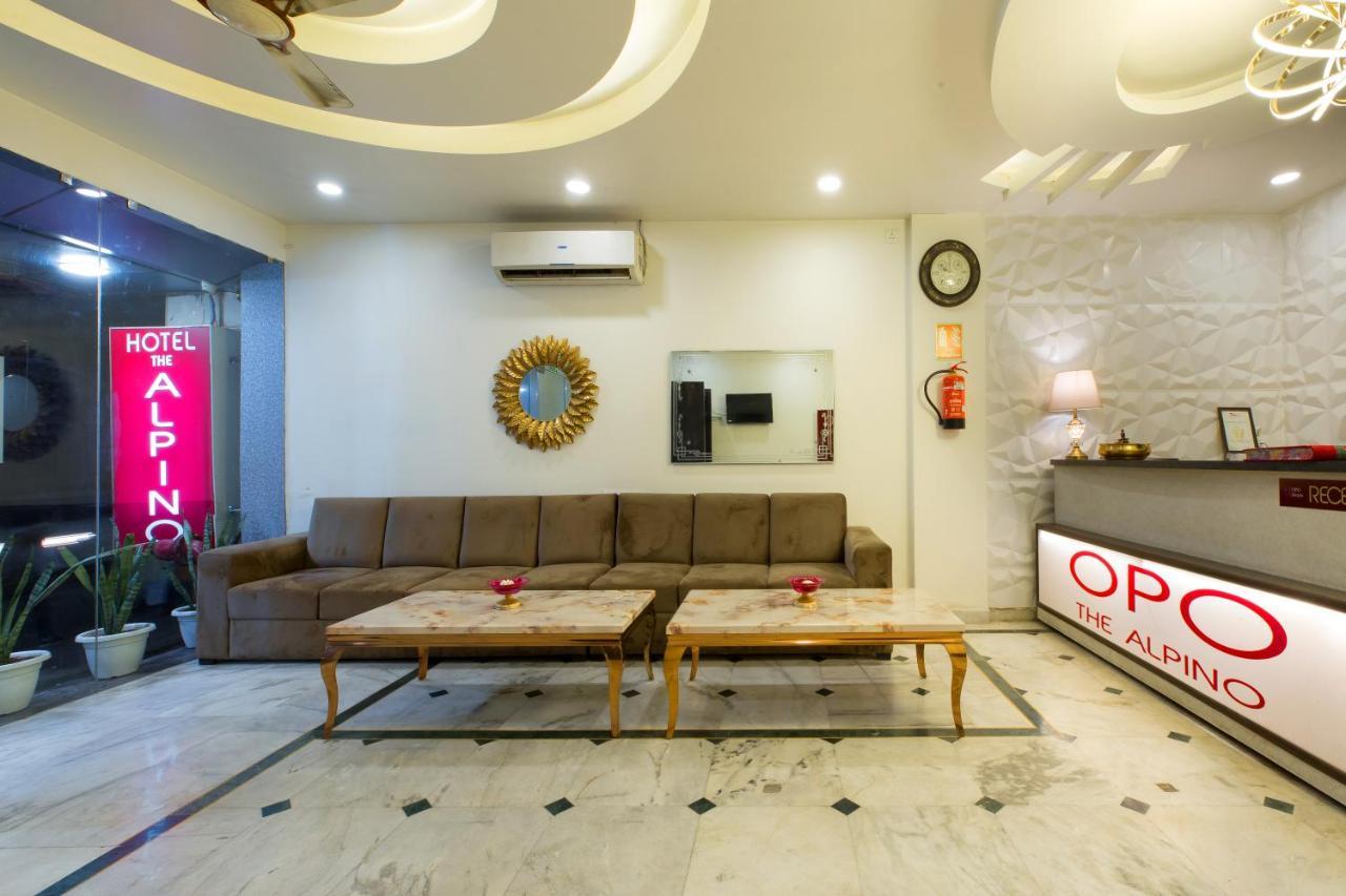The Alpino Hotel New Delhi Exteriör bild