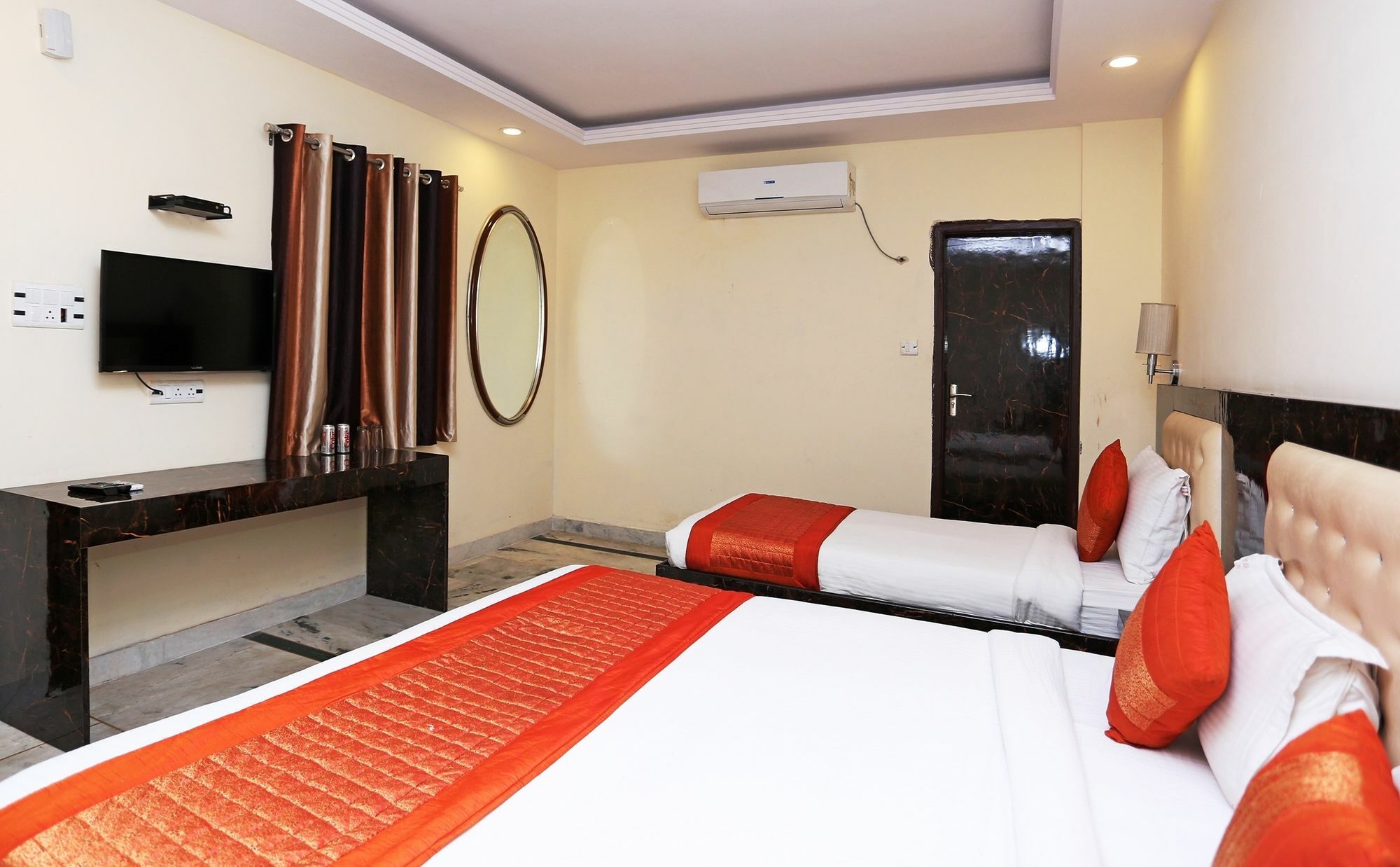 The Alpino Hotel New Delhi Exteriör bild