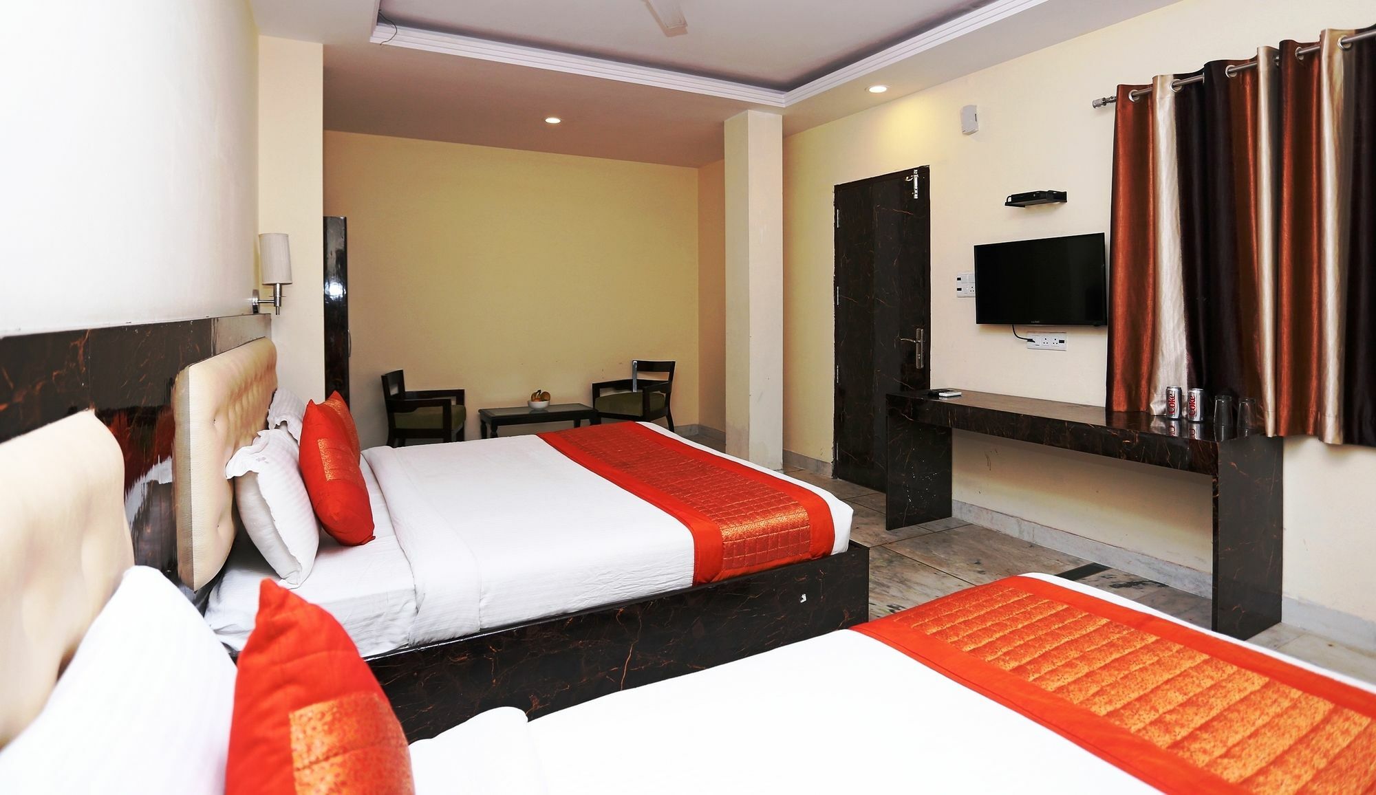 The Alpino Hotel New Delhi Exteriör bild