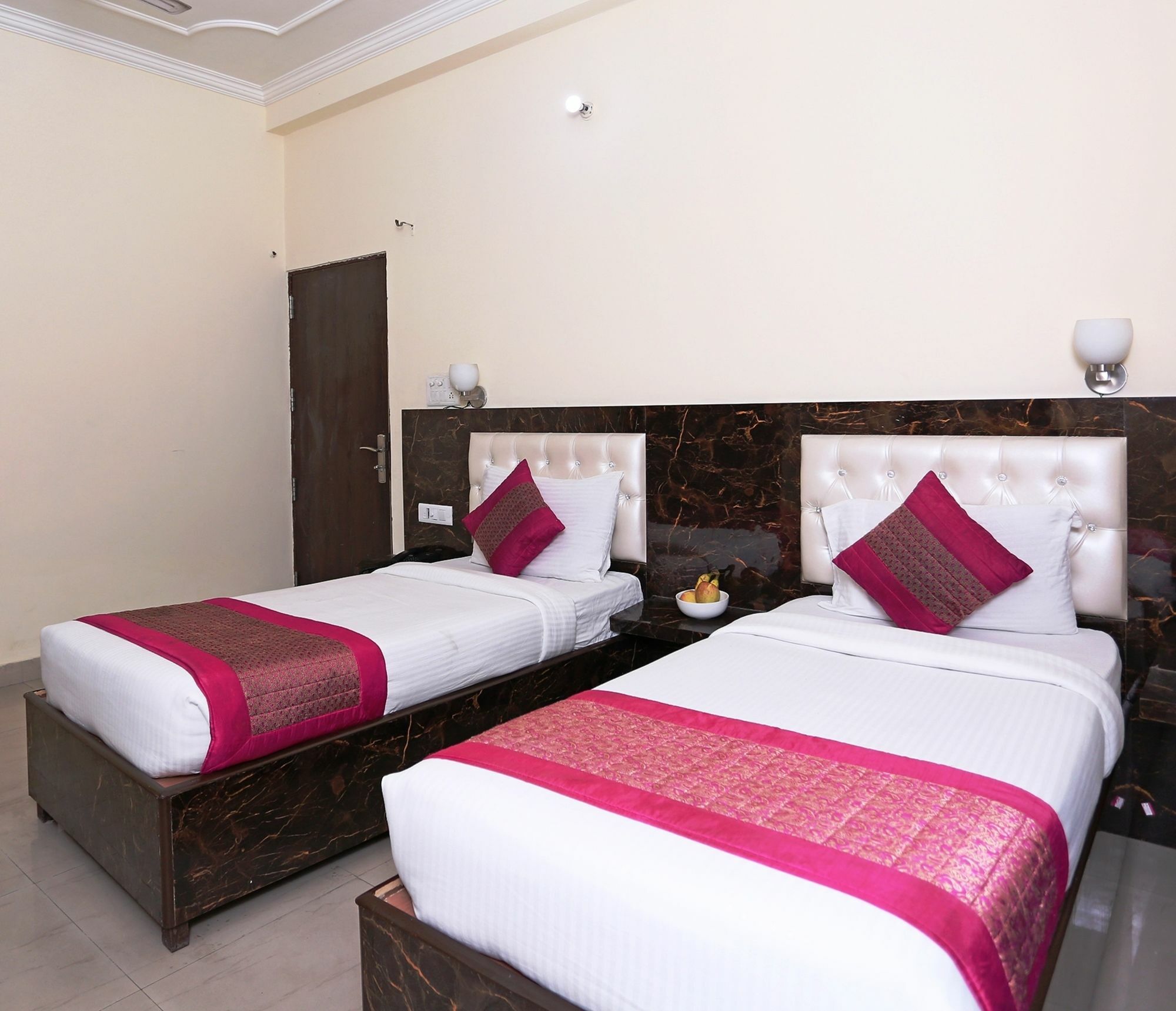 The Alpino Hotel New Delhi Exteriör bild